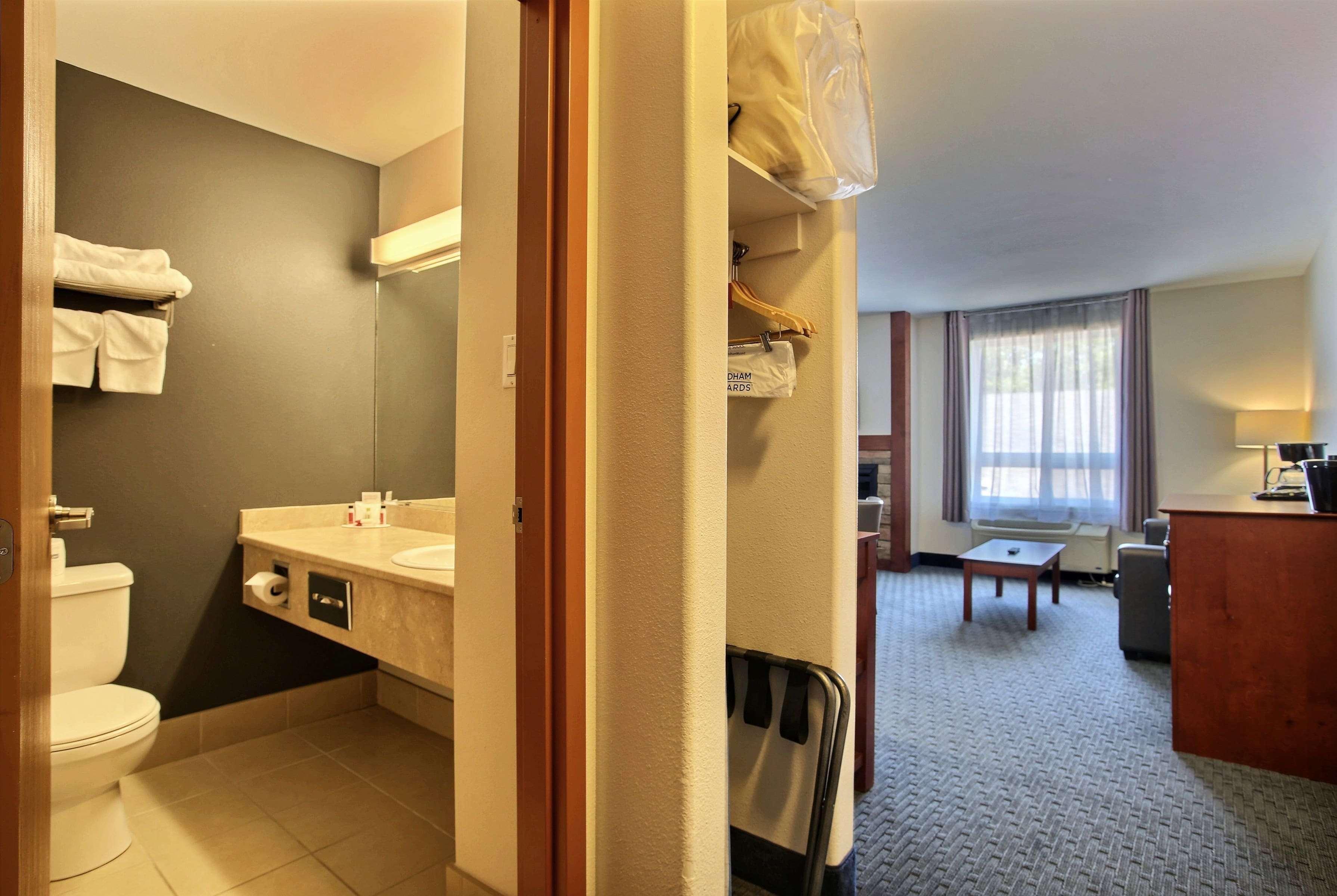 Super 8 By Wyndham Trois-Rivieres Hotel Buitenkant foto