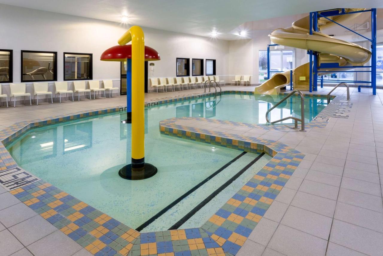 Super 8 By Wyndham Trois-Rivieres Hotel Buitenkant foto